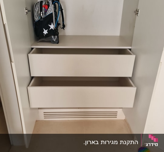 ארון פתוח עם מדף ומוט תלייה